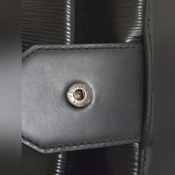 $2000 Authentic LOUIS VUITTON Epi Sac D'Epaule in Black. - Picture 17 of 17